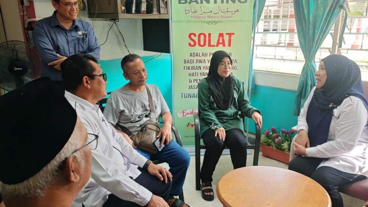 Selangor Education Chief Visits Banting School Stabbing Victim in Hospital