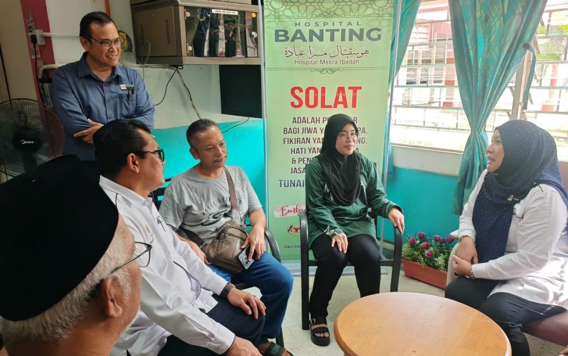 Selangor Education Chief Visits Banting School Stabbing Victim in Hospital