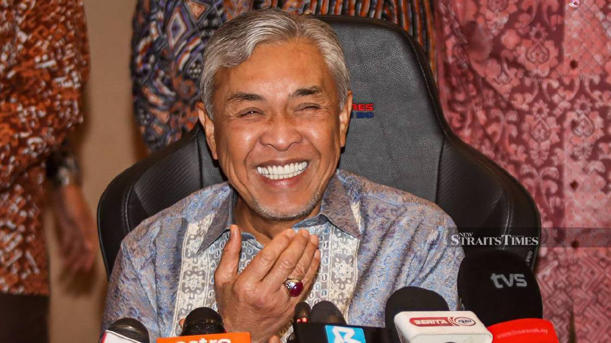 Zahid Responds to PM's Unity Message with Traditional Malay Verse