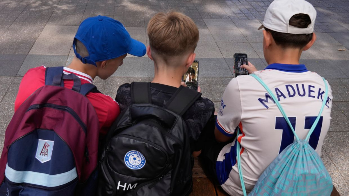 Australia to Tighten Social Media Age Ban as Enforcement Struggles Mount