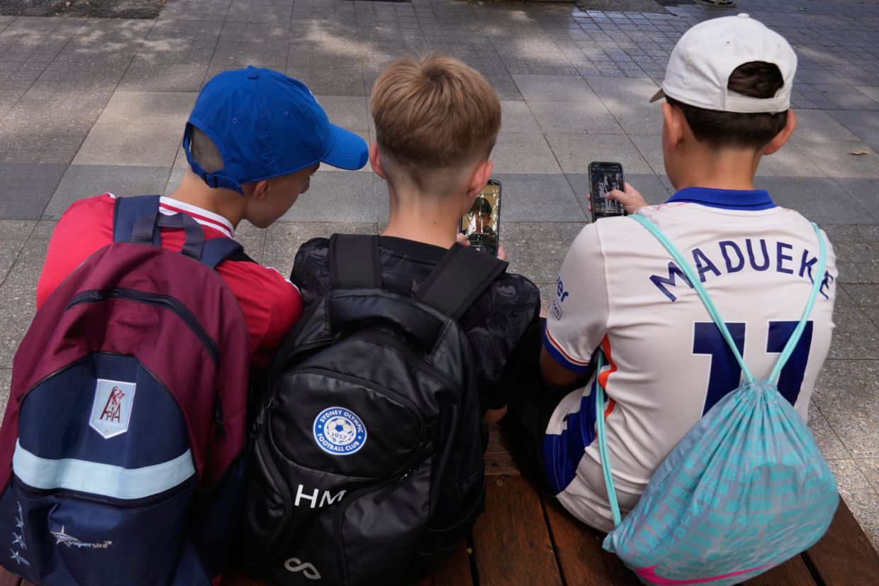 Australia to Tighten Social Media Age Ban as Enforcement Struggles Mount