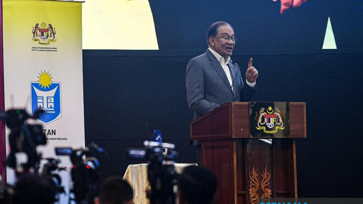Anwar Apologises For Stern Tone With Civil Servants, Citing Emotional Investment in Governance