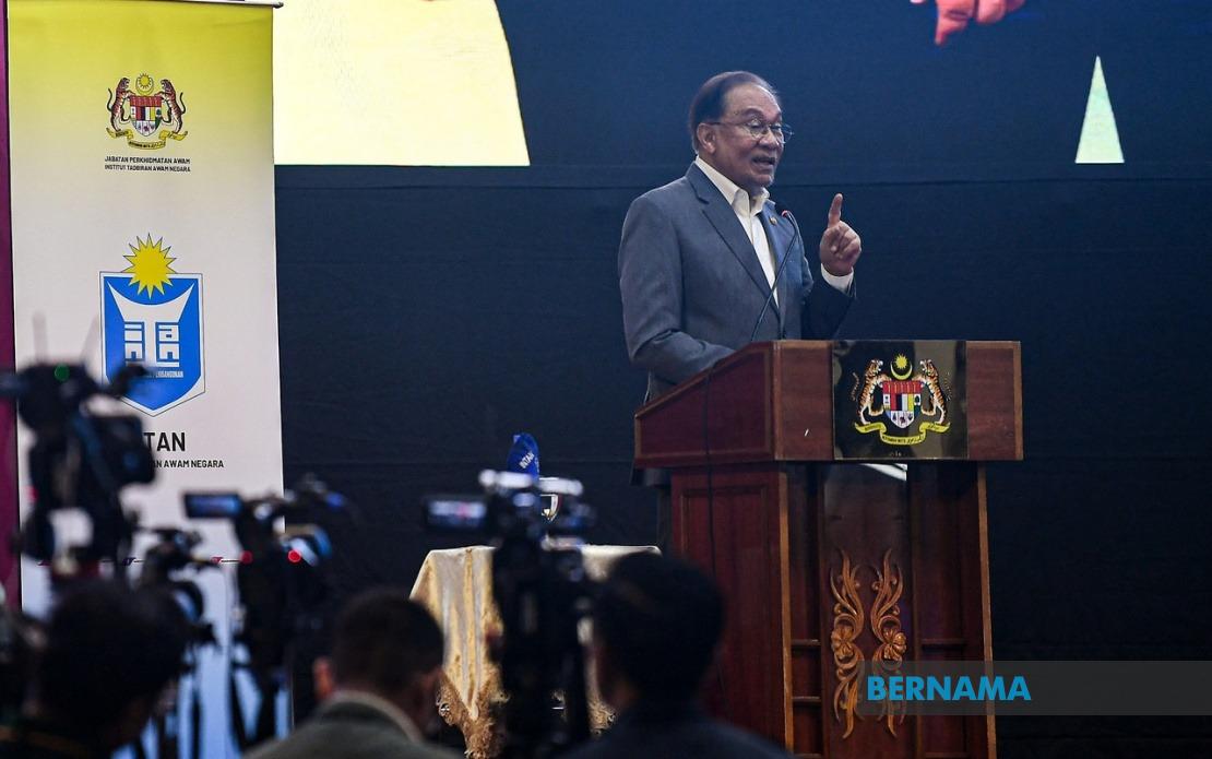 Anwar Apologises For Stern Tone With Civil Servants, Citing Emotional Investment in Governance