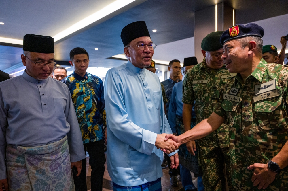 Anwar orders probe into RM330 million discrepancy in Felda hotel deal