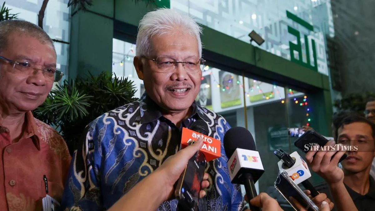 Hamzah Returns to Opposition Leader's Seat in Parliament Monday