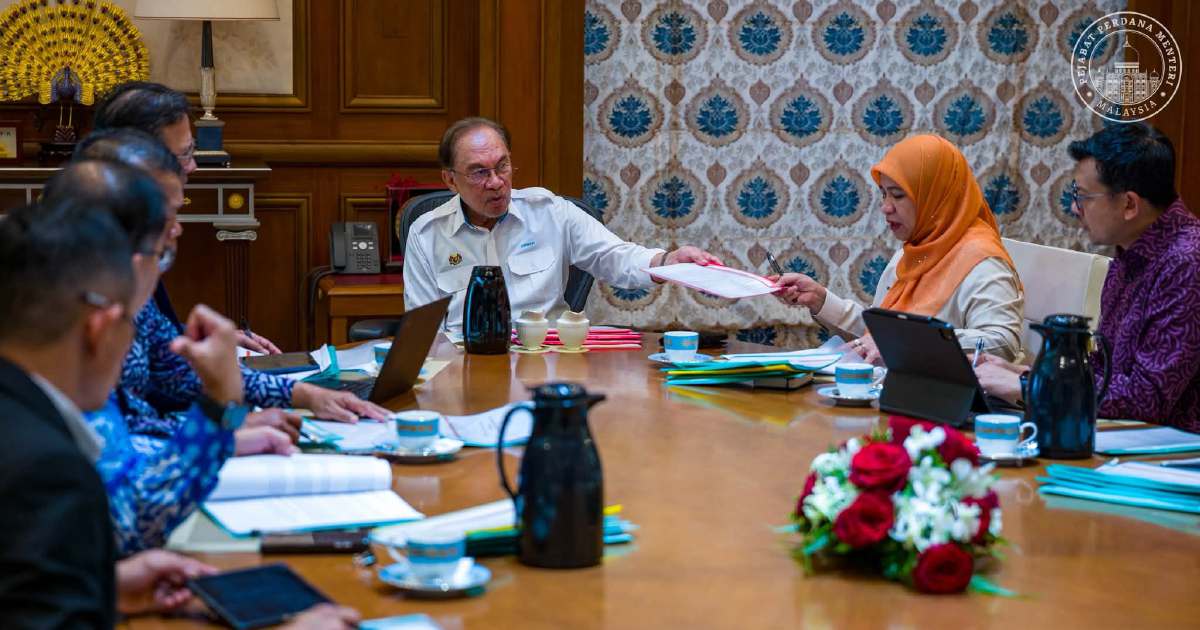 Anwar Pushes Comprehensive Deal on Felda Settlers' Land and Housing Woes