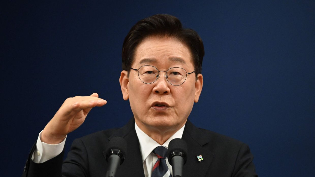 South Korean President Lee Jae Myung's approval rating slips below 50% amid election chaos and party turmoil