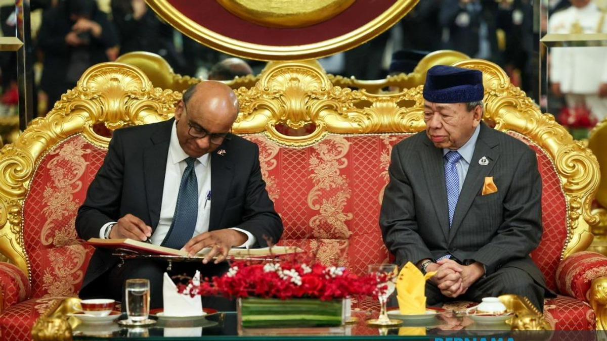 Sultan Sharafuddin Receives Singapore President in Bilateral Courtesy Call