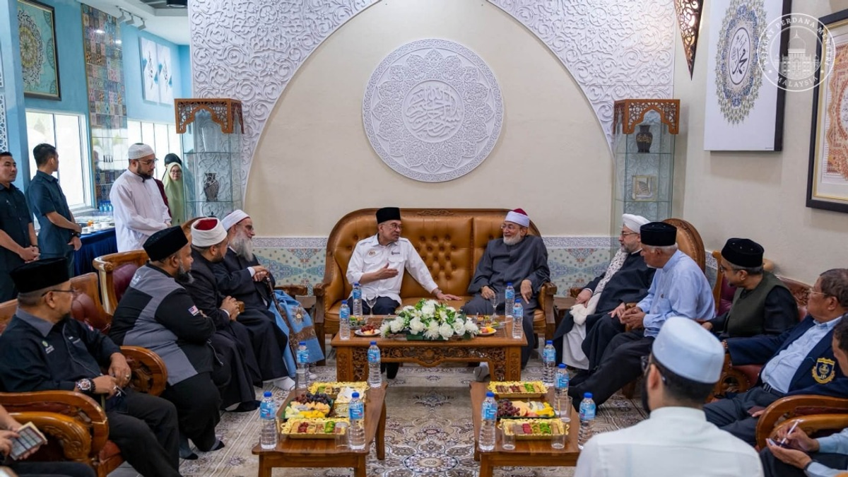 Anwar Meets Three Distinguished Islamic Scholars During Malaysia Visit
