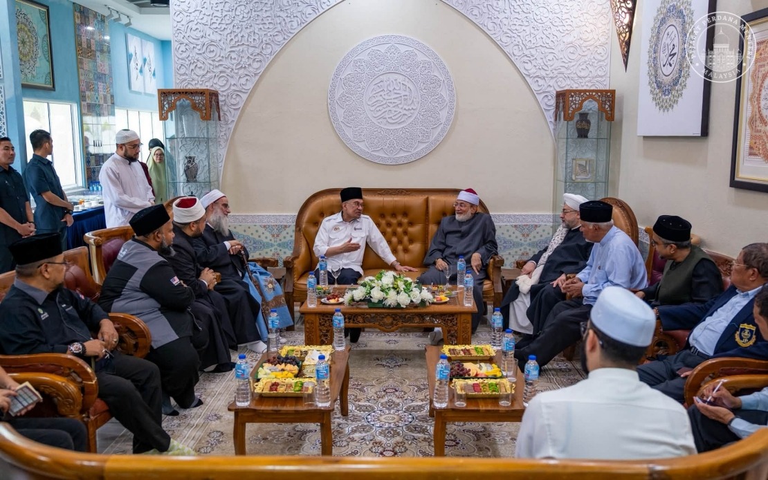 Anwar Meets Three Distinguished Islamic Scholars During Malaysia Visit