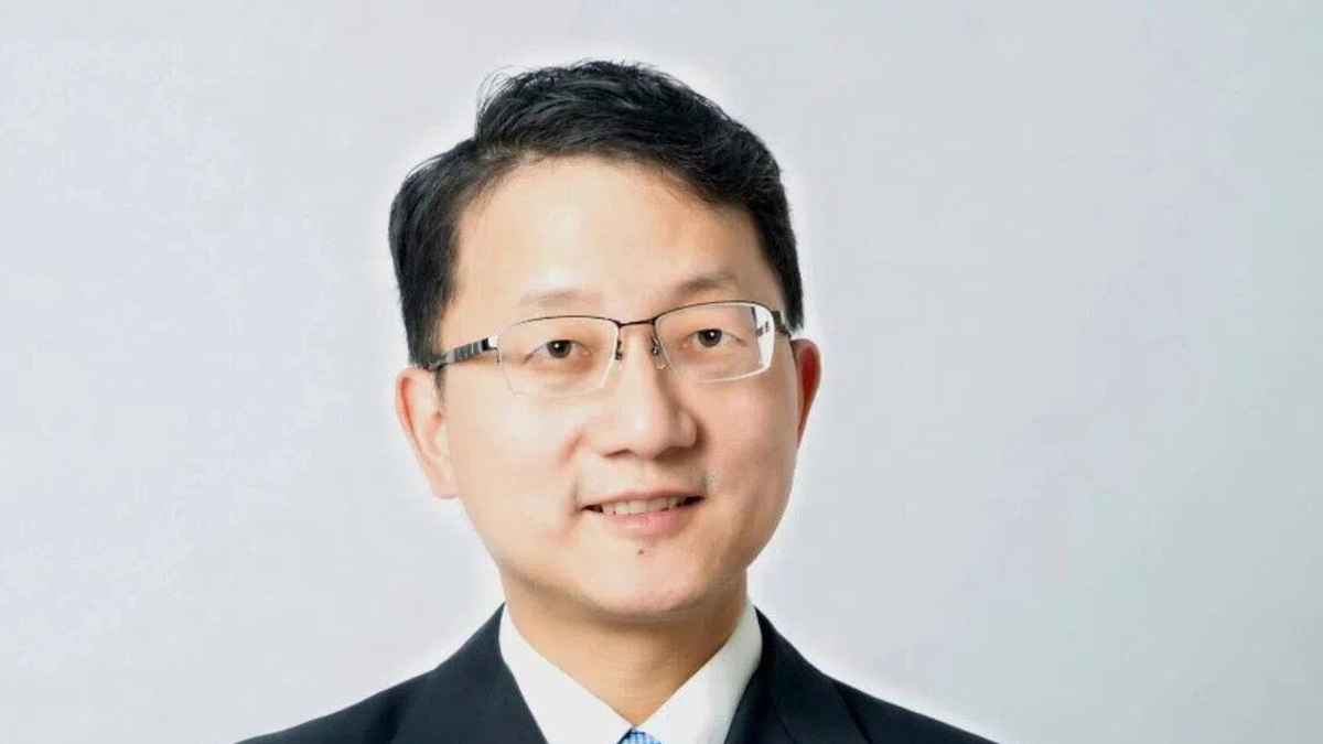 New Chinese envoy to Australia emphasises people-to-people ties with bus journey gesture