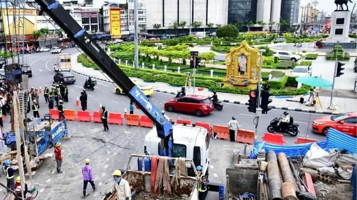 Bangkok Evacuates 60 as Subway Construction Triggers Road Collapse Near Wongwian Yai