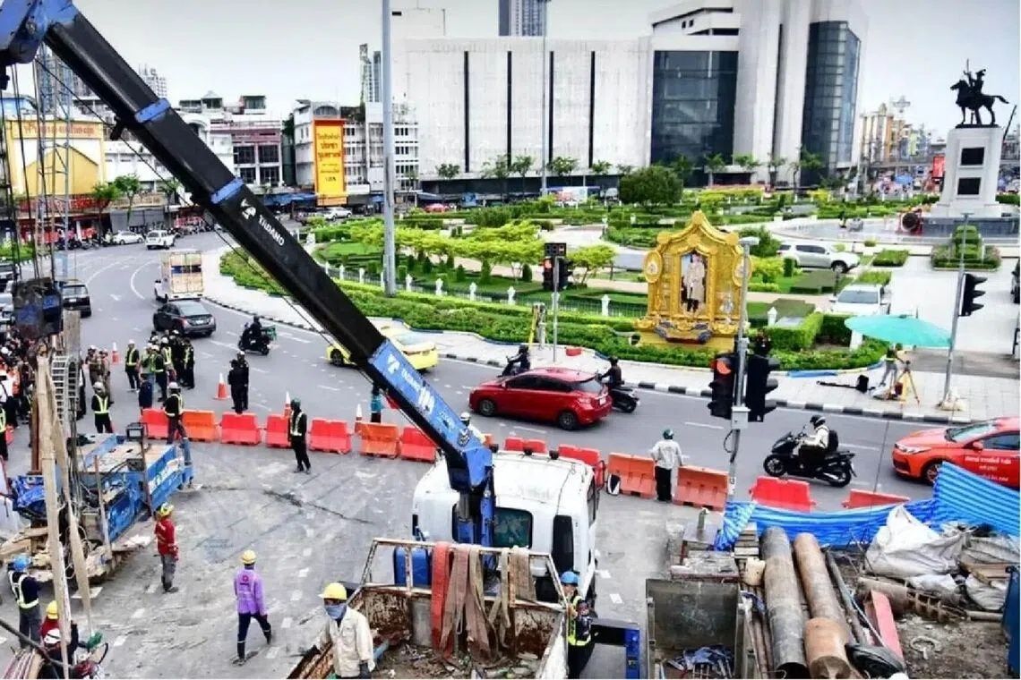 Bangkok Evacuates 60 as Subway Construction Triggers Road Collapse Near Wongwian Yai