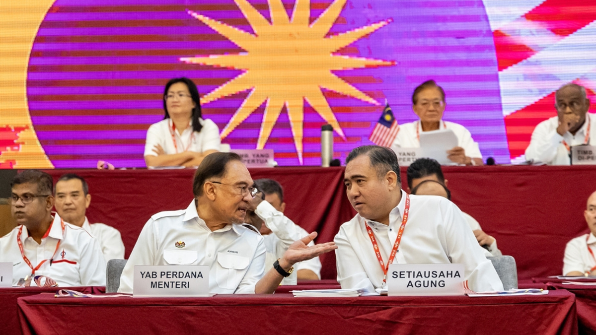Anwar Seeks to Keep DAP in Melaka Government, Warns Against Early Exit