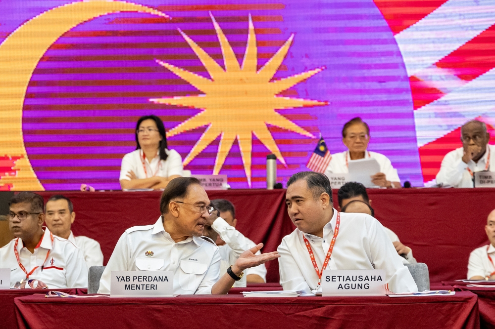 Anwar Seeks to Keep DAP in Melaka Government, Warns Against Early Exit