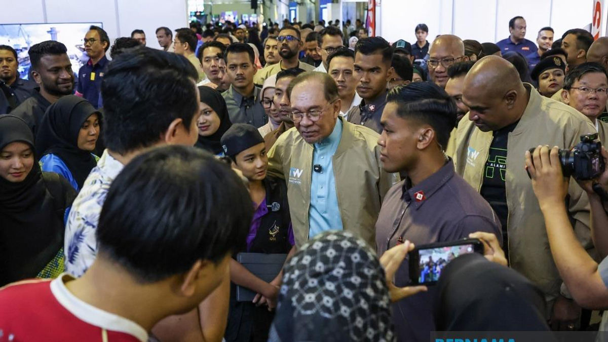 Malaysia Must Move Beyond Divisive Politics to Achieve Greatness, PM Anwar Tells Youth