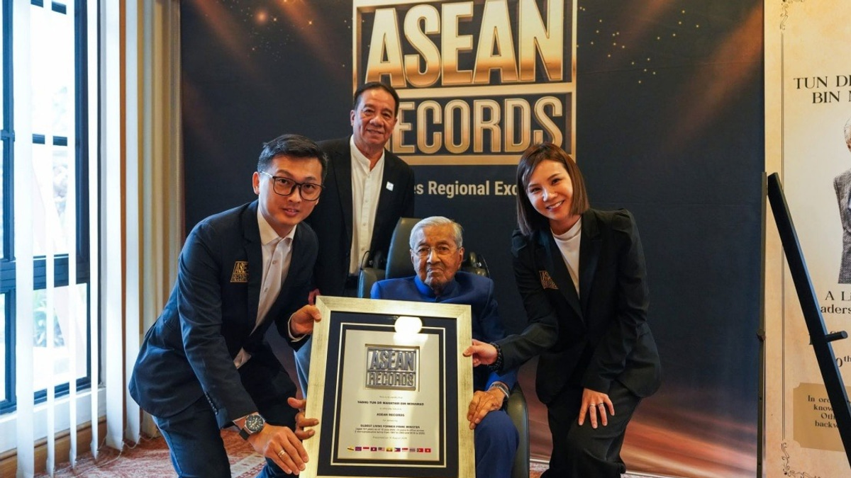Dr Mahathir and Dr Siti Hasmah Create History as Centenarian Couple with Three Record Recognitions