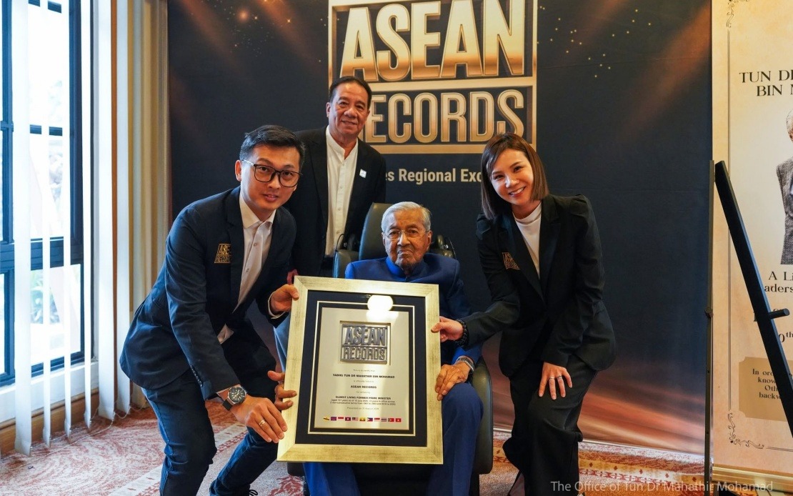 Dr Mahathir and Dr Siti Hasmah Create History as Centenarian Couple with Three Record Recognitions