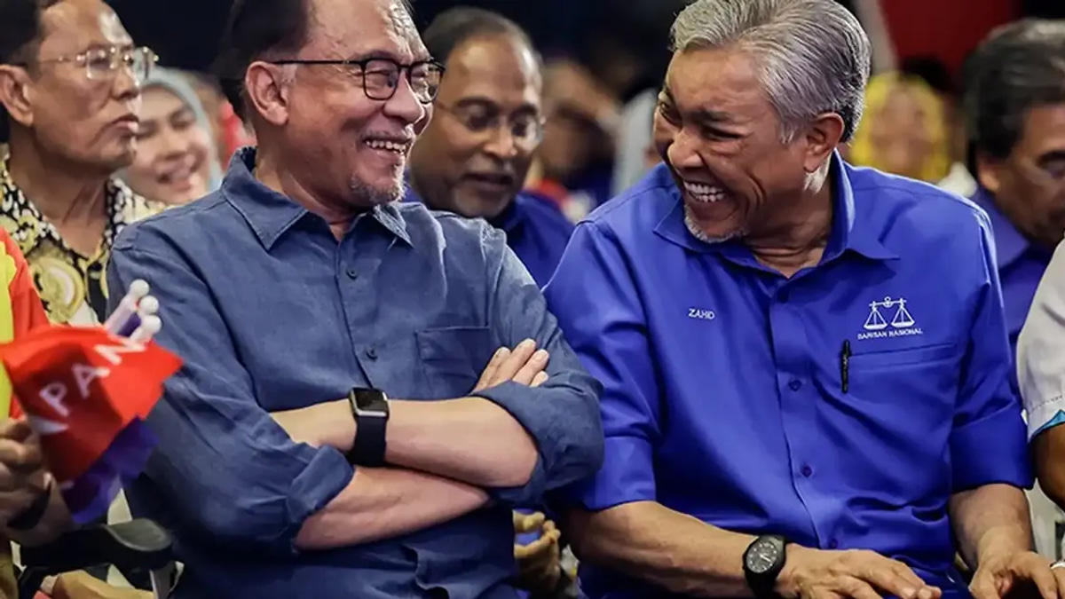 Zahid Counters Anwar's Poetic Message with Verse of His Own