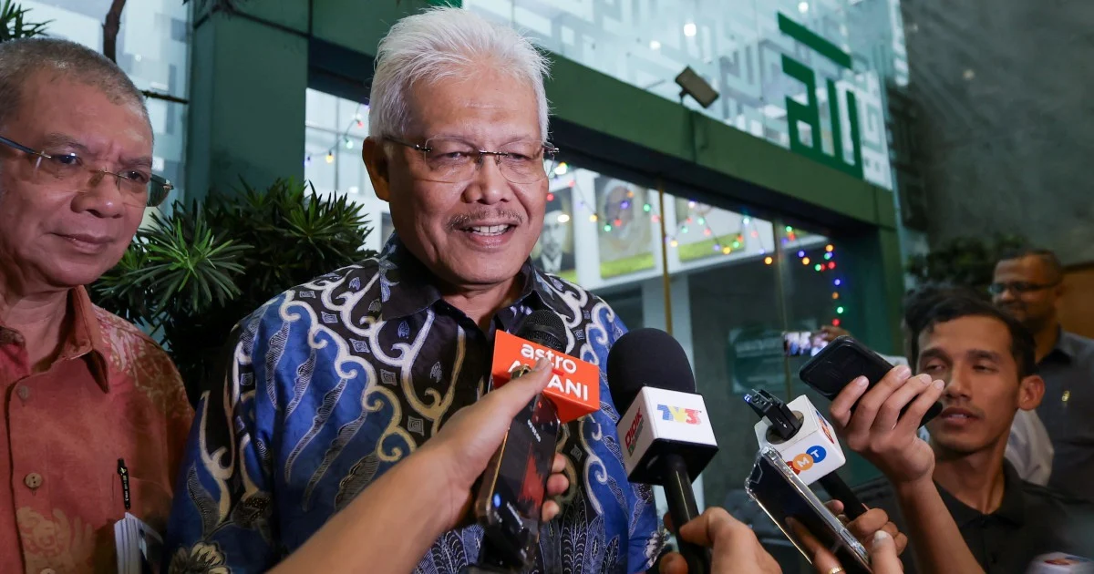 PN submits official notification for Hamzah's continued role as opposition leader