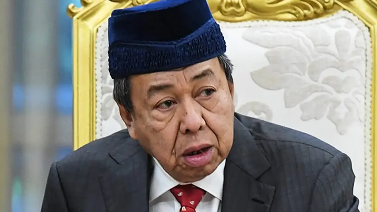 Selangor Sultan Credits Najib, Praises Anwar For LRT3 As DAP Leaders Face Rebuke