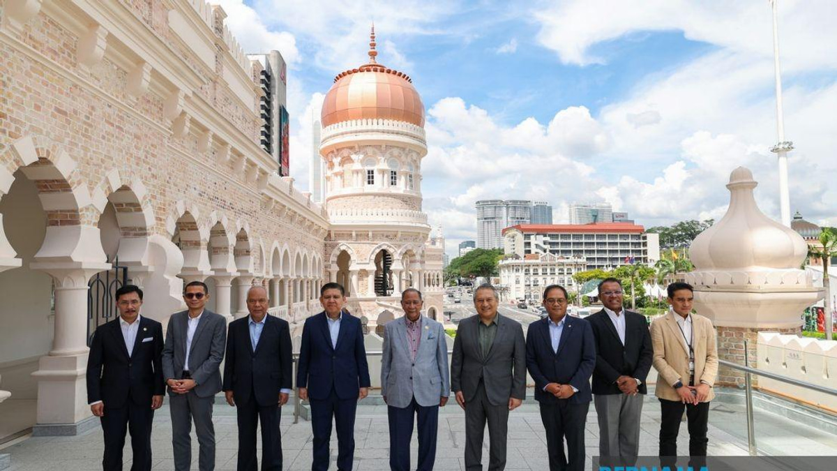 Kedah Sultan Tours Restored Sultan Abdul Samad Building in Historic Kuala Lumpur Landmark Visit