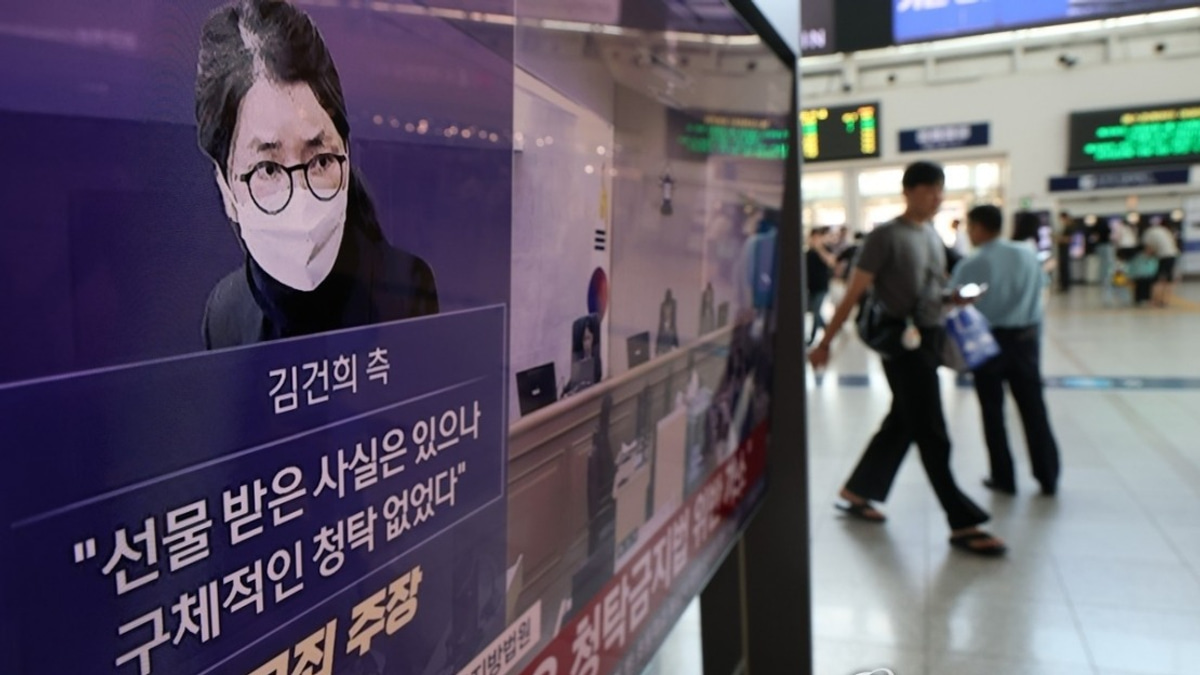 South Korea's Ex-First Lady Sentenced to Seven Years for Accepting Bribes