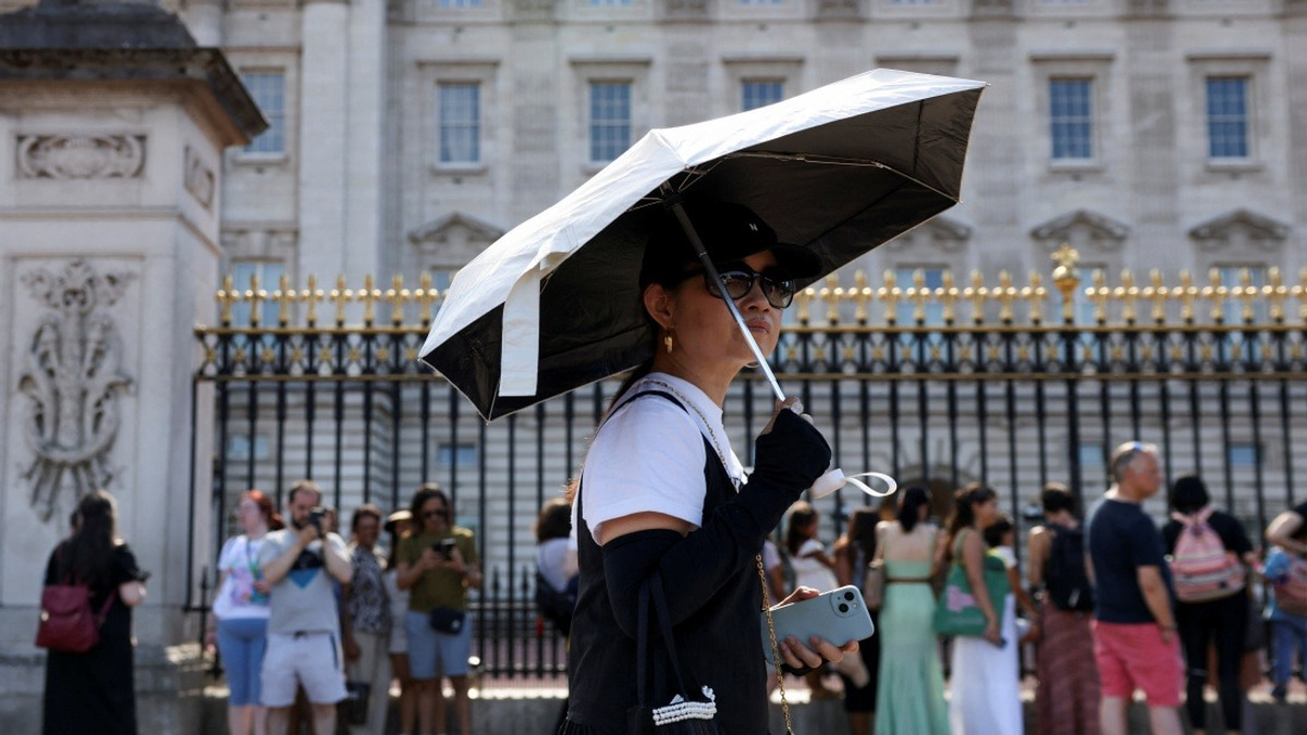 Buckingham Palace Cancels Ceremonial Guard Changes as UK Faces Dangerous Heatwave