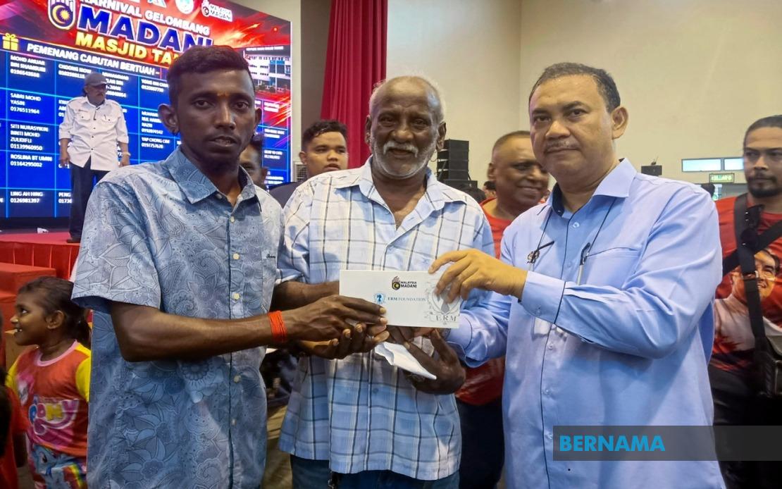 MADANI Carnival Distributes Aid to 2,000 Residents Across Masjid Tanah