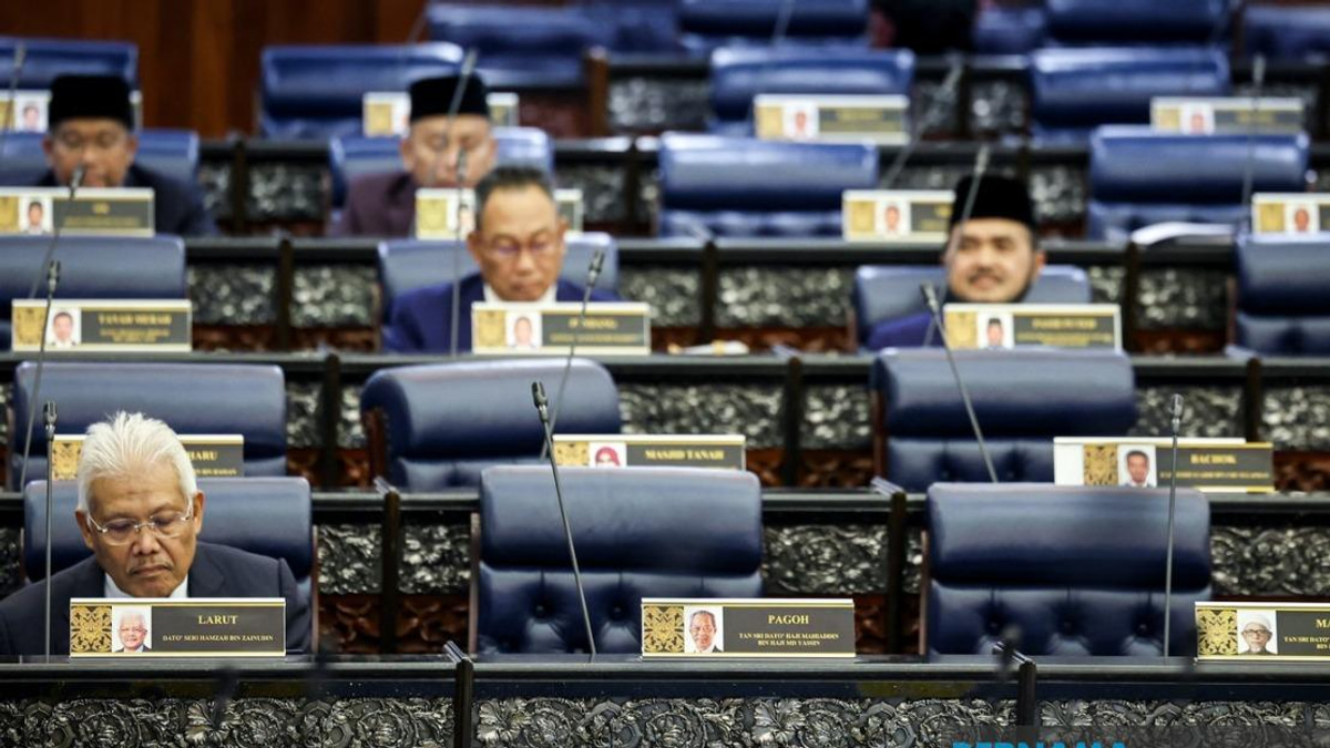 Hamzah Confirmed as Opposition Leader as Parliament Reshuffles Seating