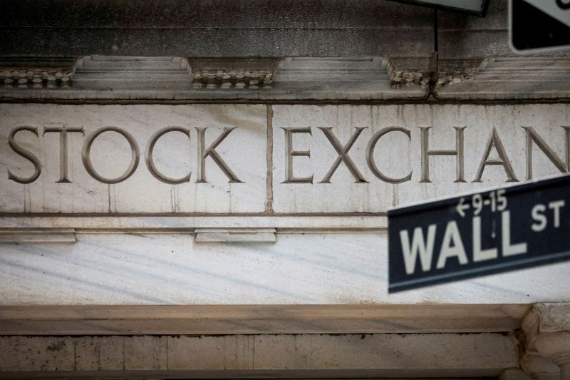 Wall Street's Latest Craze: Asset Managers Rush to Launch AI-Focused 'MANGOS' ETFs