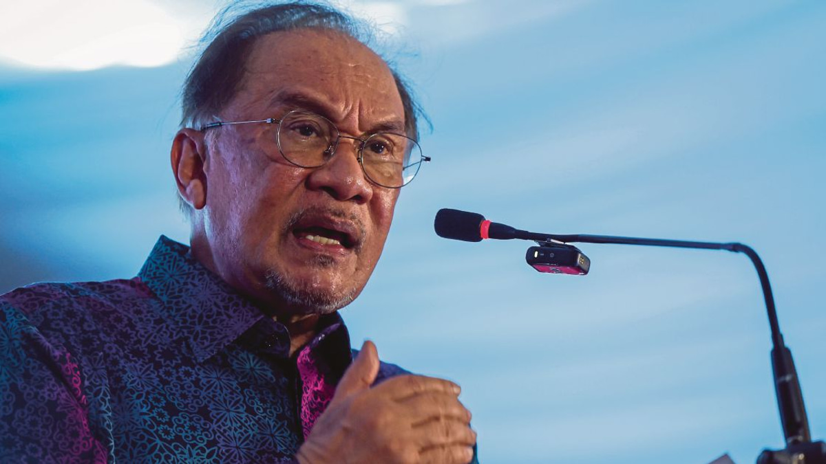 Anwar Deflects Criticism Over Parliament Absence, Urges Focus on Tabung Haji Inquiry