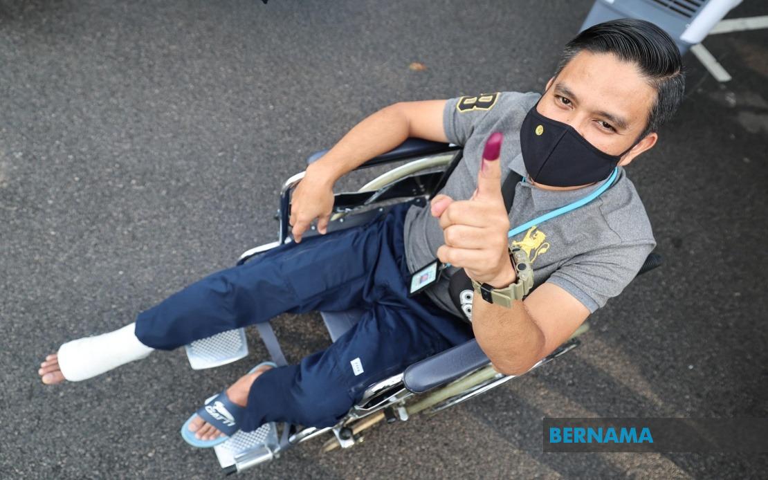 Determined Johor Cop Votes Despite Achilles Tendon Injury