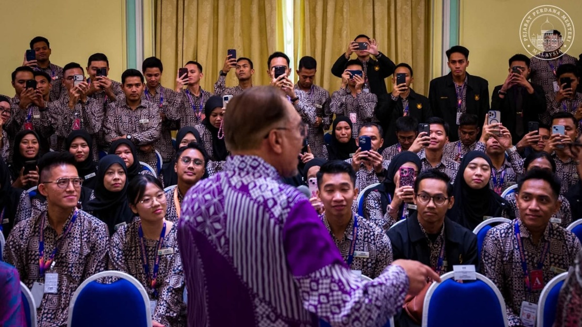 PM Anwar Calls on Civil Service to Embrace Reform While Maintaining Integrity Standards