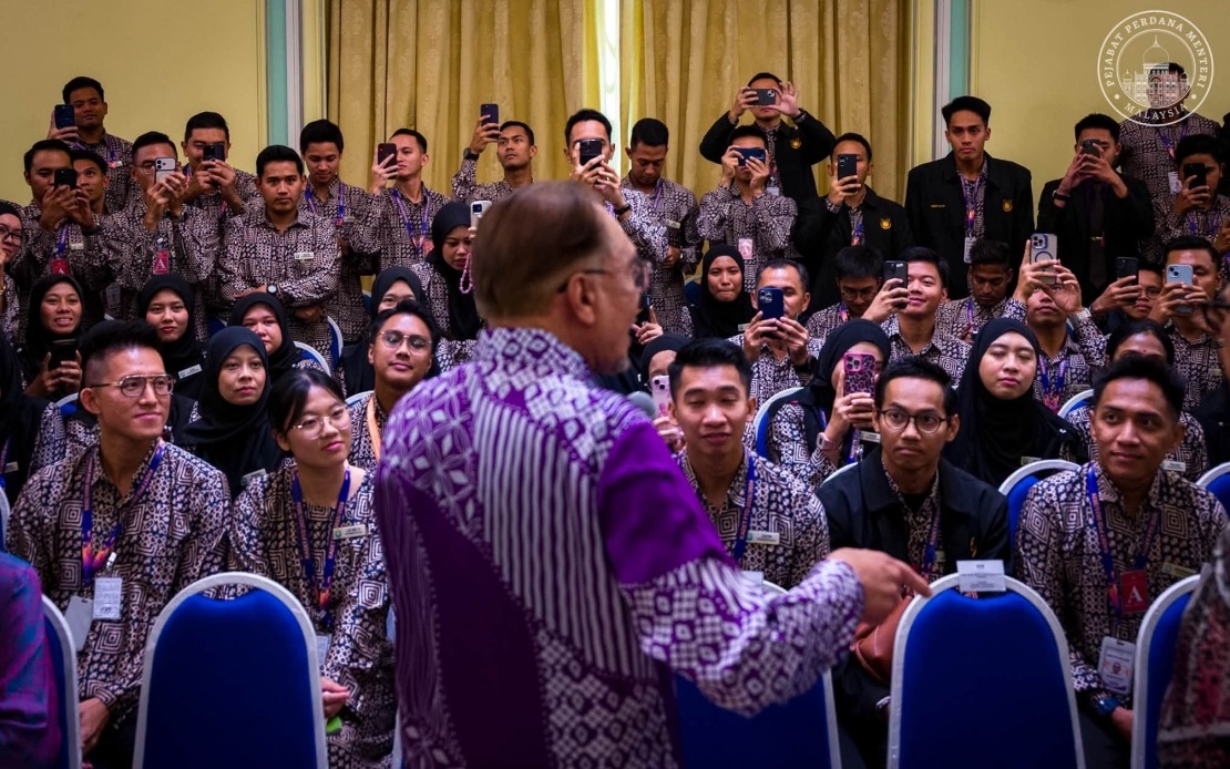 PM Anwar Calls on Civil Service to Embrace Reform While Maintaining Integrity Standards