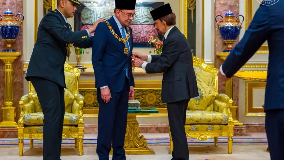 Prime Minister Anwar Ibrahim Conferred with Brunei's Highest Royal Honour