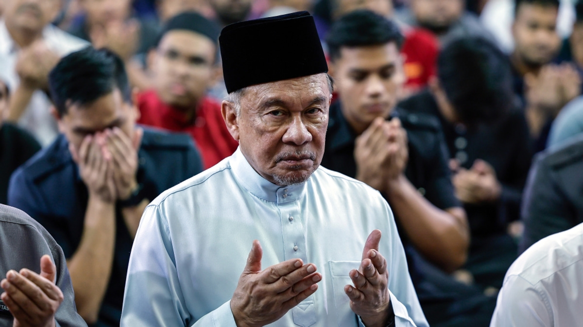 Anwar Extends Well-wishes to Sultan Ibrahim Before Medical Procedure