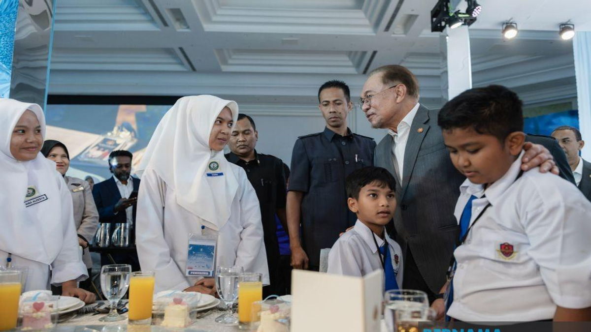 Academic Success Must Be Paired With Character, Says PM Anwar at School Celebration Event