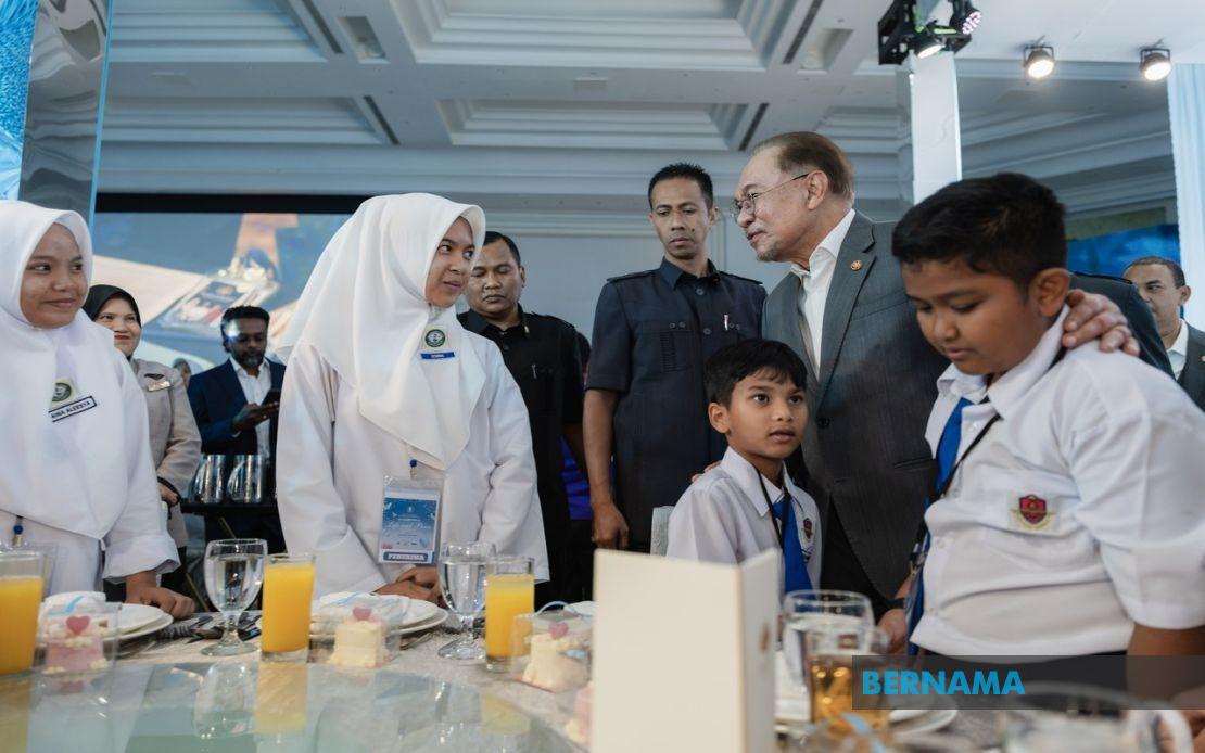 Academic Success Must Be Paired With Character, Says PM Anwar at School Celebration Event