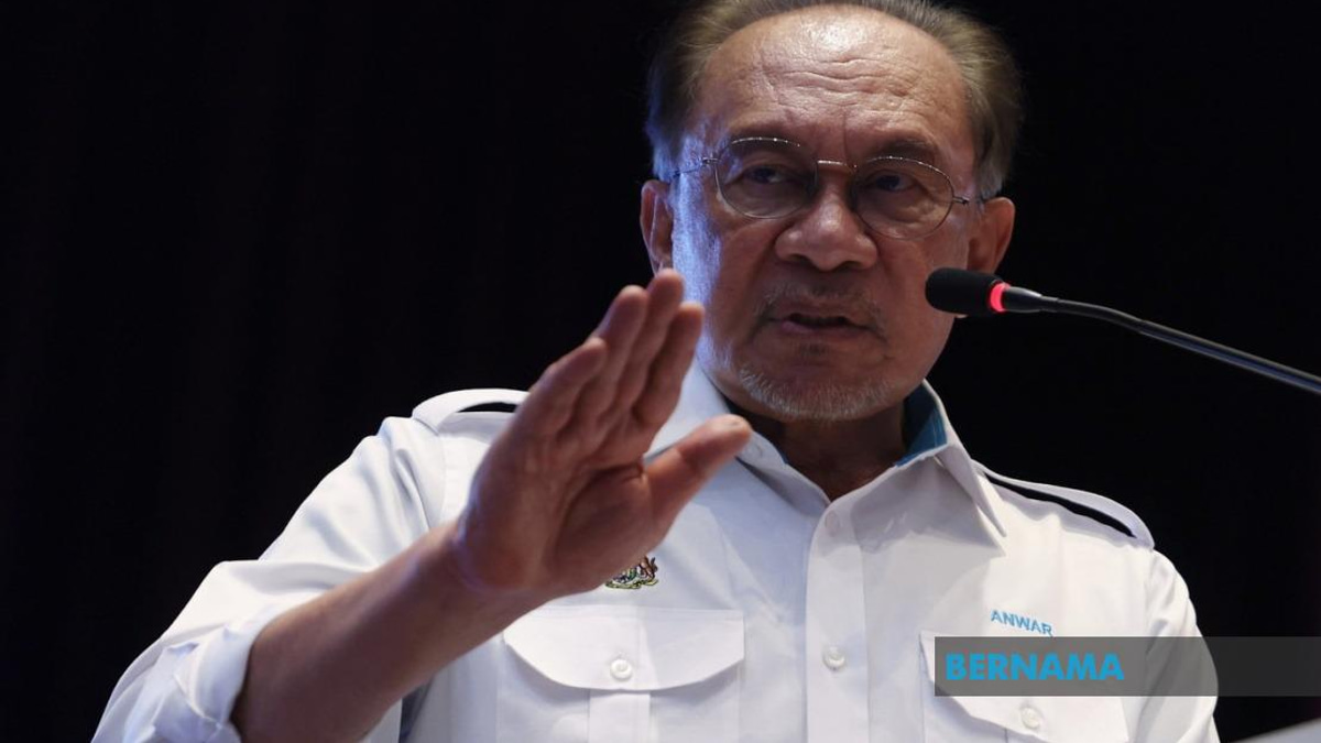 Malaysia's Civil Service Engine Drives Competitiveness Gains, PM Says