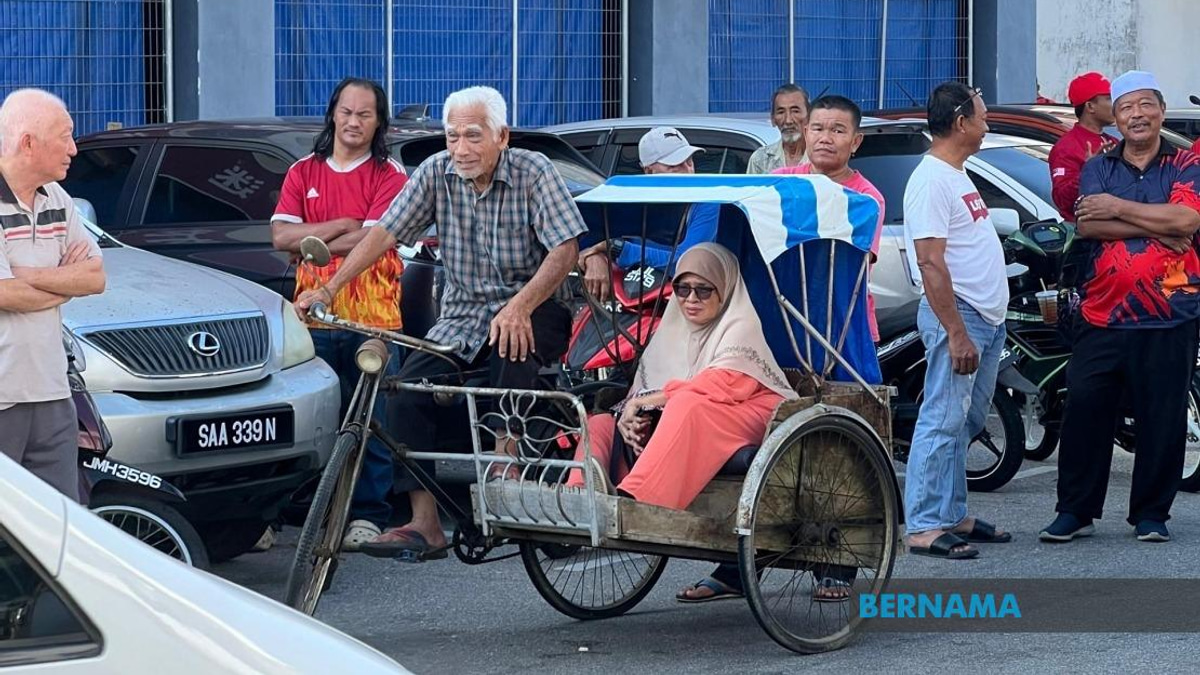 Octogenarian Pedals Trishaw Through Heat to Glimpse PM Anwar During Johor Campaign