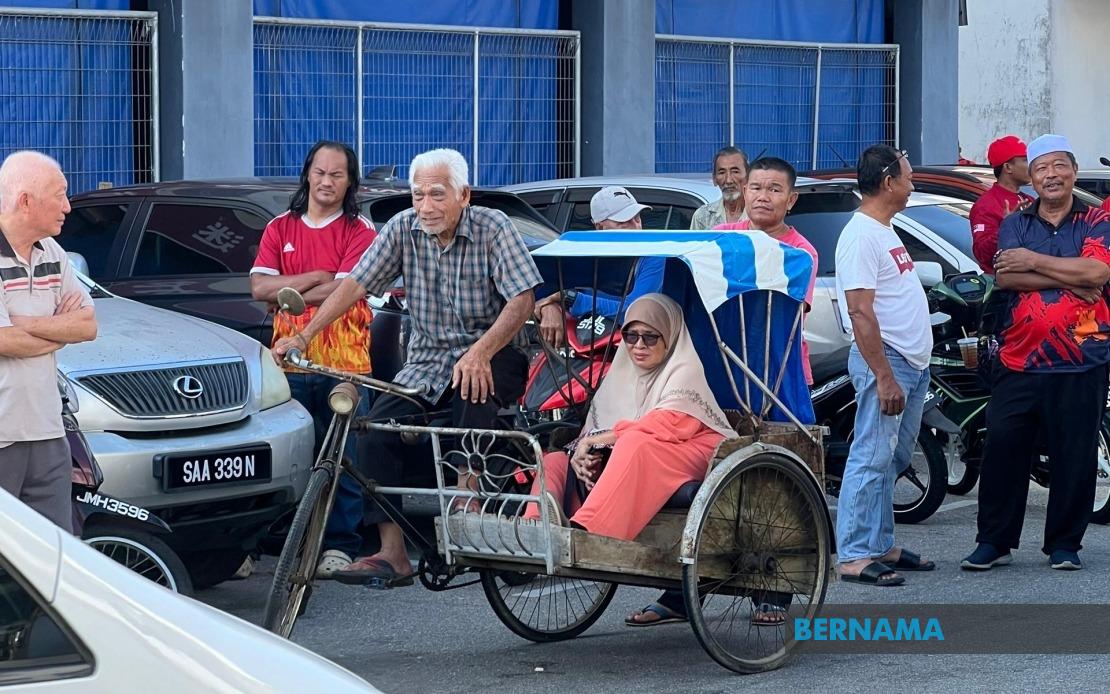 Octogenarian Pedals Trishaw Through Heat to Glimpse PM Anwar During Johor Campaign