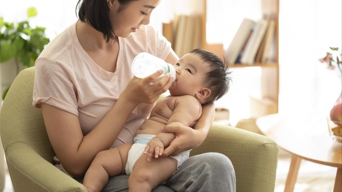 Chinese Infant's ICU Battle Highlights Dangers of Non-Water Baby Formula Preparation
