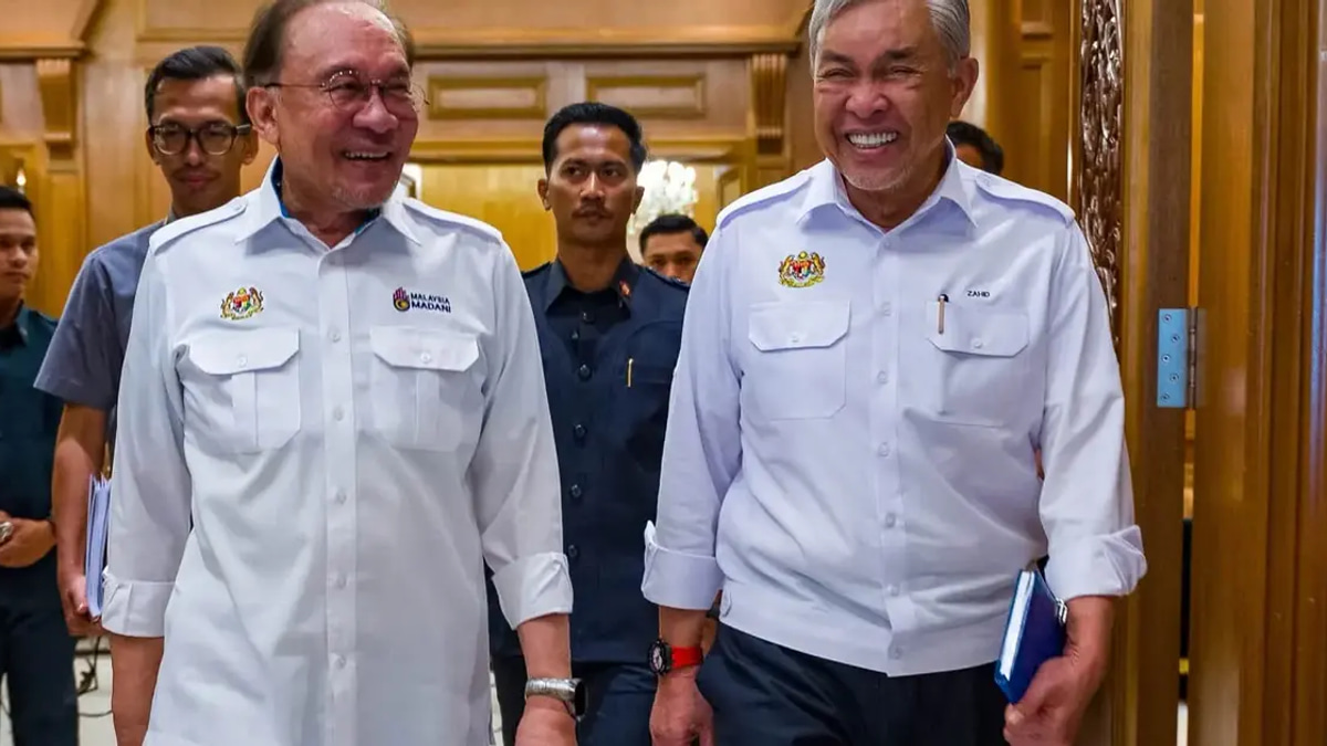 Anwar and Zahid Put Aside Tensions With Show of Unity