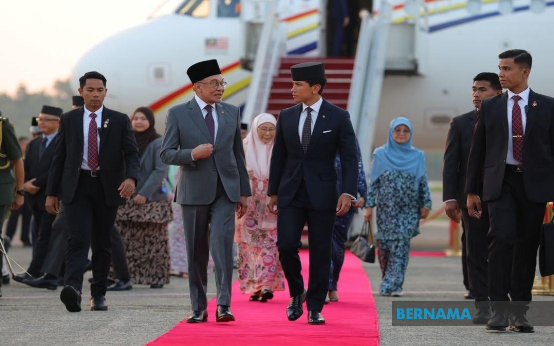 PM Anwar Embarks on Brunei Visit for Landmark Leaders' Consultation