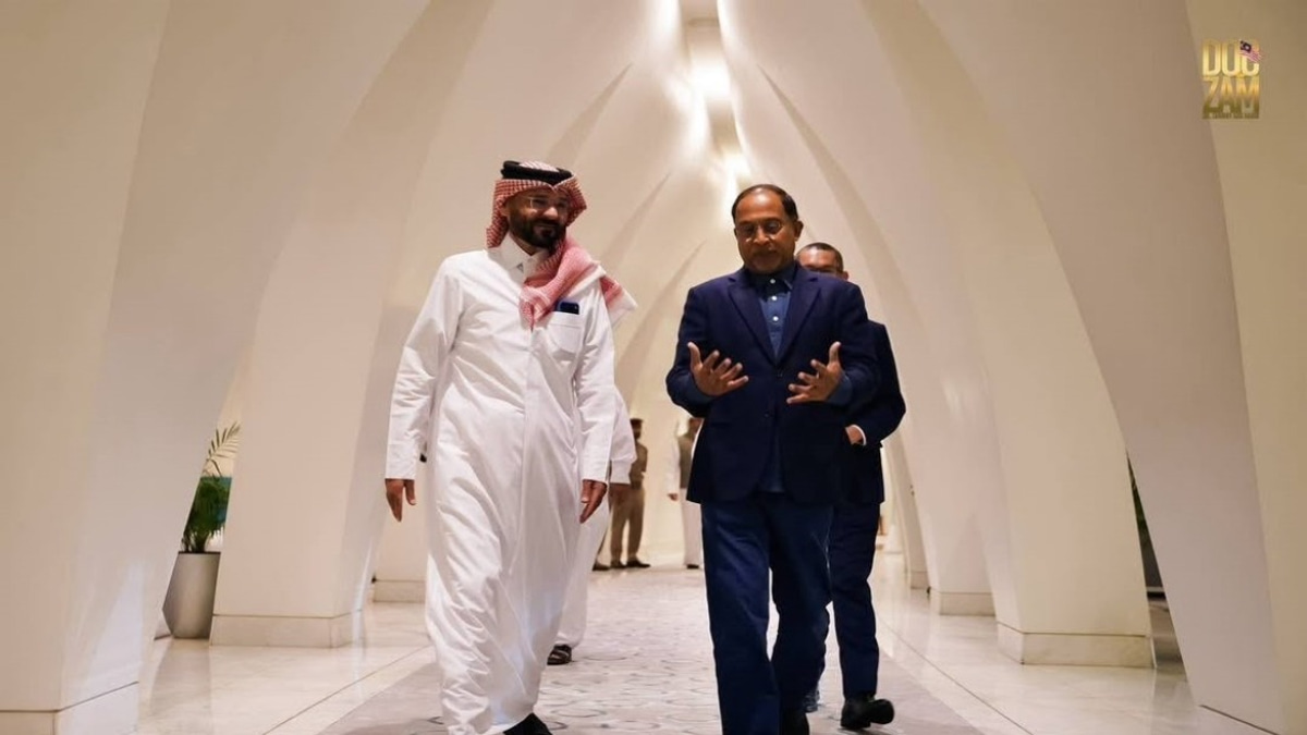 Malaysia's Higher Education Minister Zambry Pays Respects to Late Qatar Amir