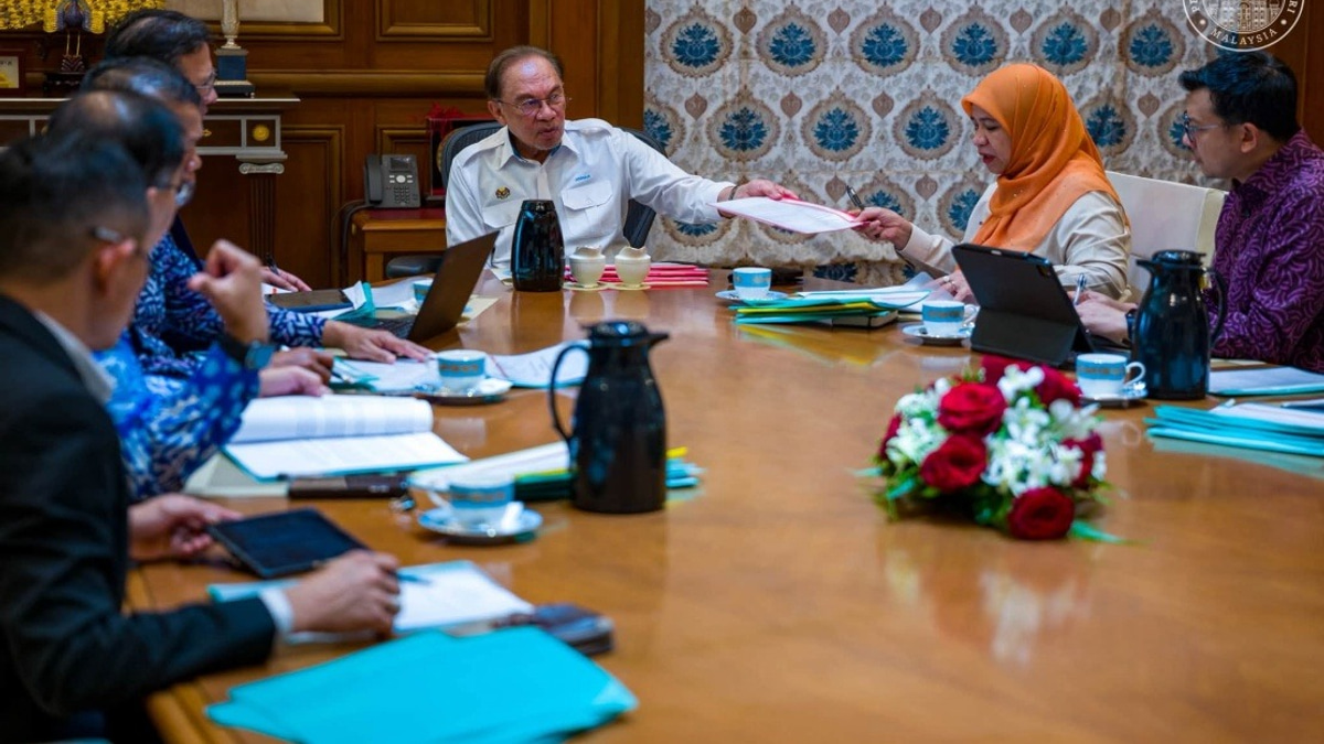 Anwar Pushes FELDA to Tackle Settler Housing and Land Rights Without Delay