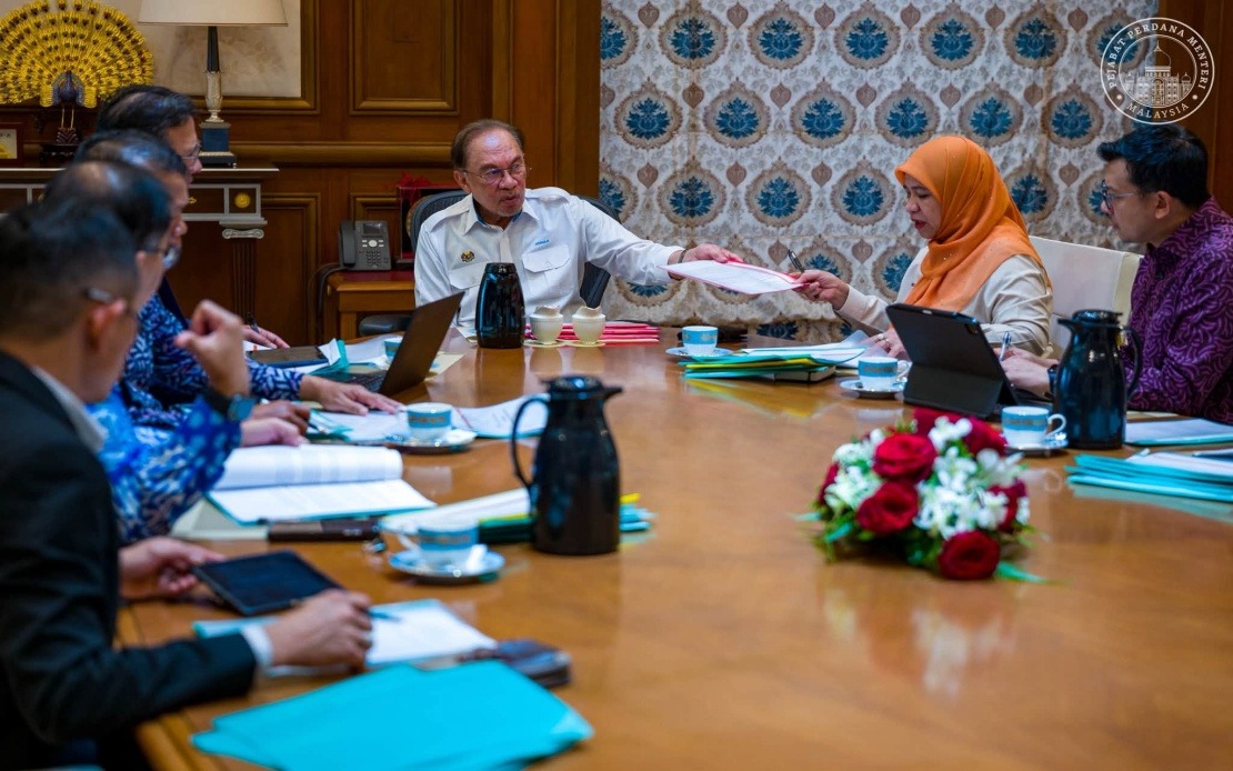 Anwar Pushes FELDA to Tackle Settler Housing and Land Rights Without Delay