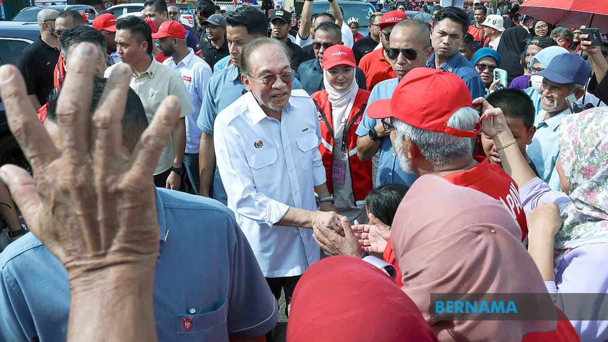 Grandmother's Motorcycle Journey Through Palm Estate Helps Grandson Meet PM Anwar