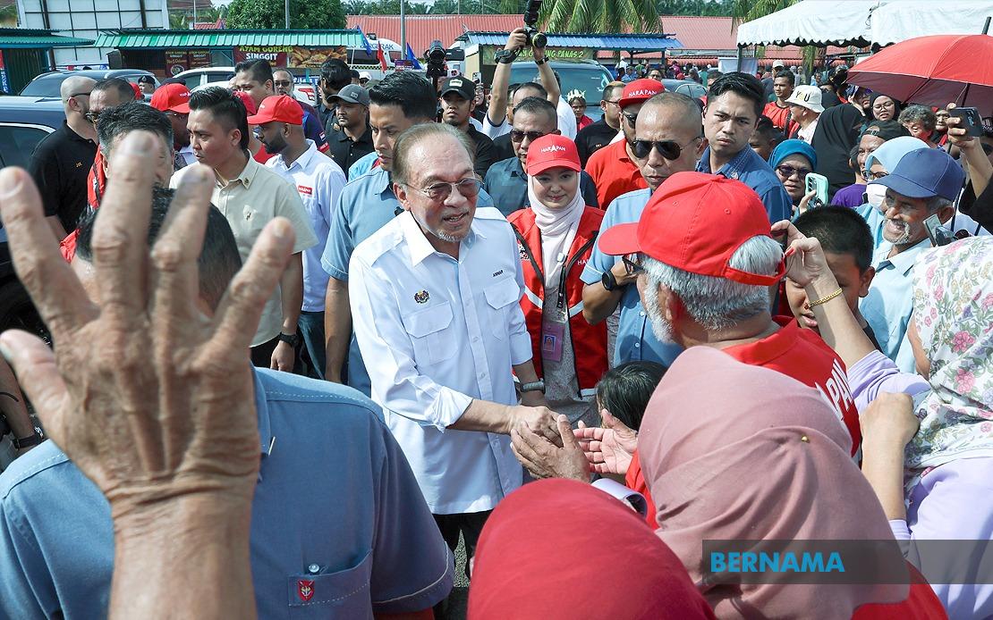 Grandmother's Motorcycle Journey Through Palm Estate Helps Grandson Meet PM Anwar